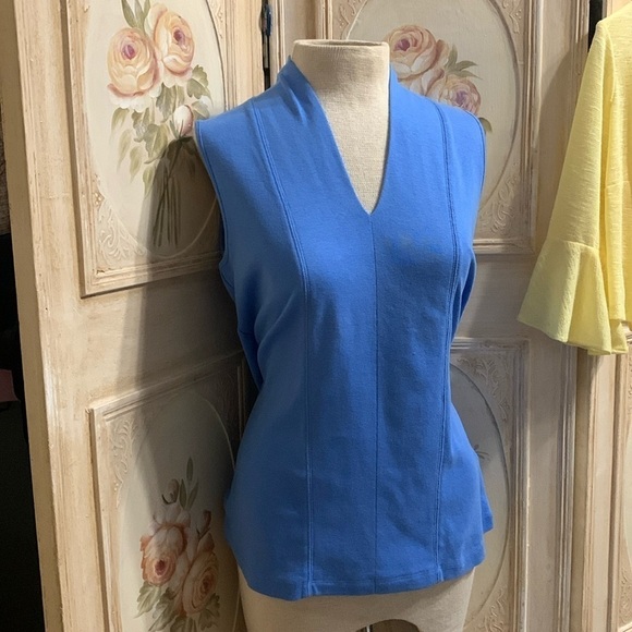 Adorable summer pull over top - Picture 1 of 8